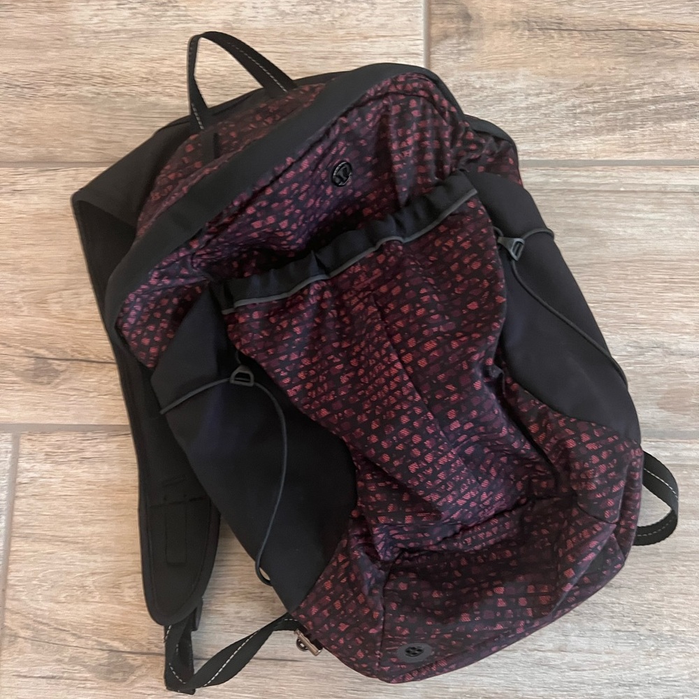 Lululemon run all day mini backpack shatter weave coral